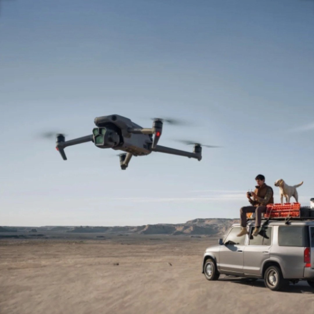 El dron volando sobre una camioneta en el desierto