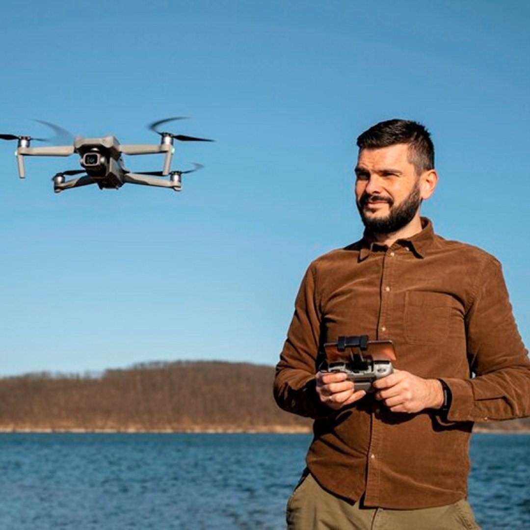 Piloteando el dron junto al lago