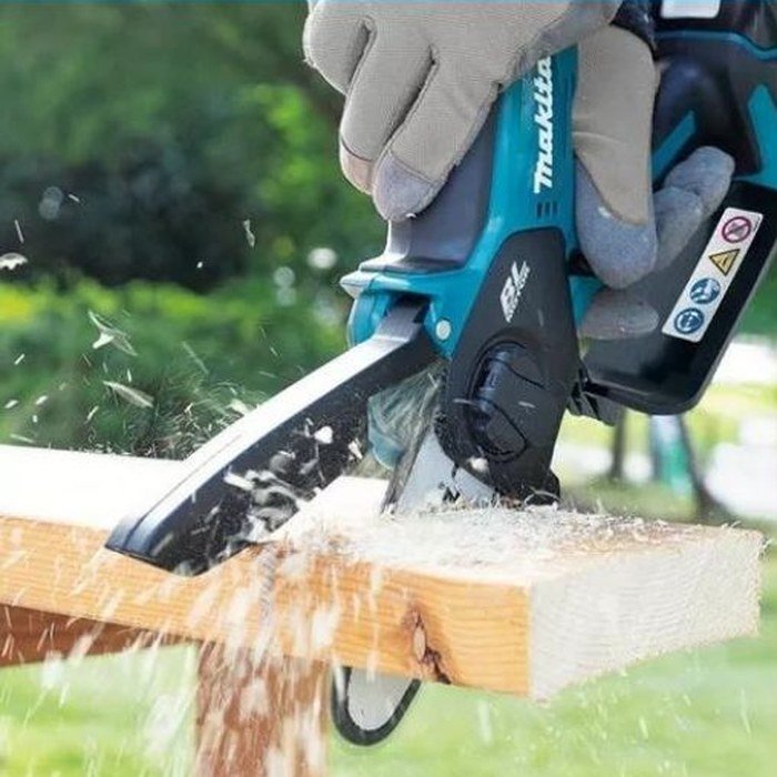 Cortando una tabla de madera con la MOTOCORTE