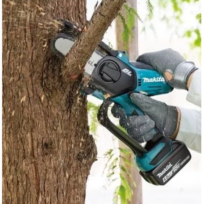 Podando una rama de árbol con una sola mano