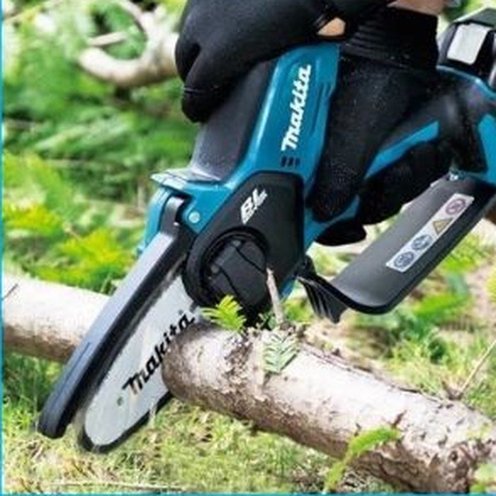 Cortando un tronco en el jardín